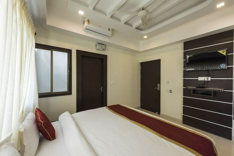 Oyo 11414 Hotel Silver Suites