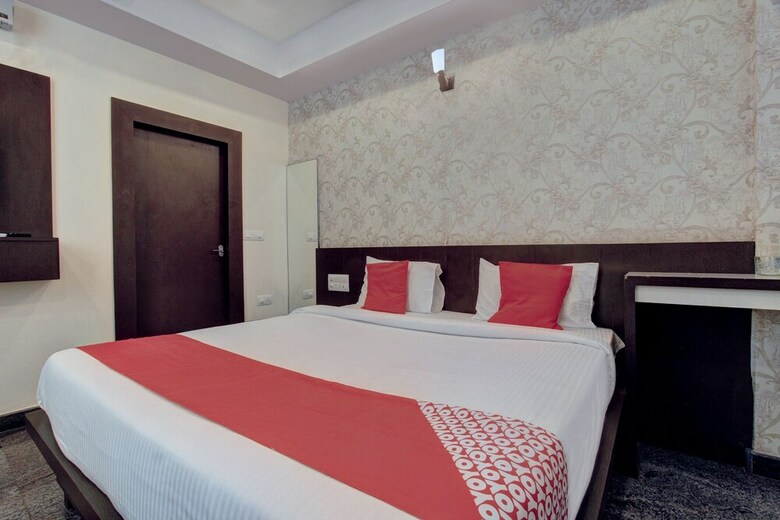 Oyo 11414 Hotel Silver Suites