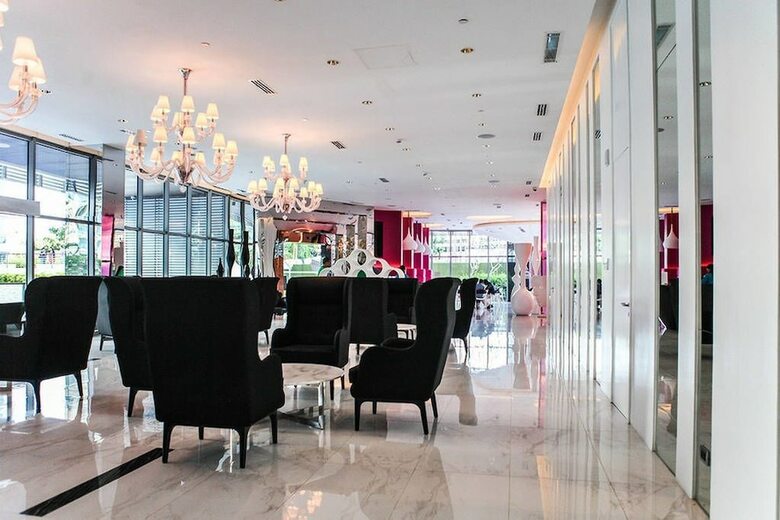 Azure Rio West Wavepool 1br Near Airport