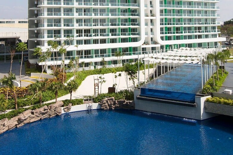 Azure Rio West Wavepool 1br Near Airport