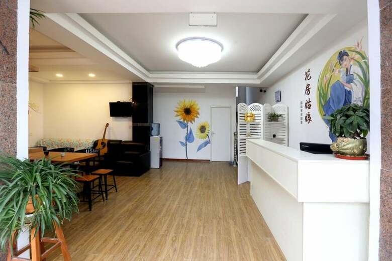 Hostal Flower House Girl Youth Hostel