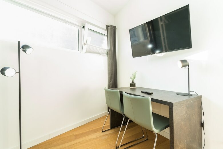 Room 4 Apartments
