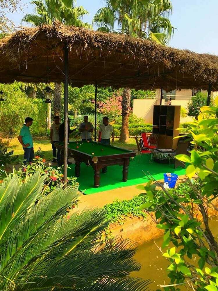 Hotel Kingfisher Aravali Resort