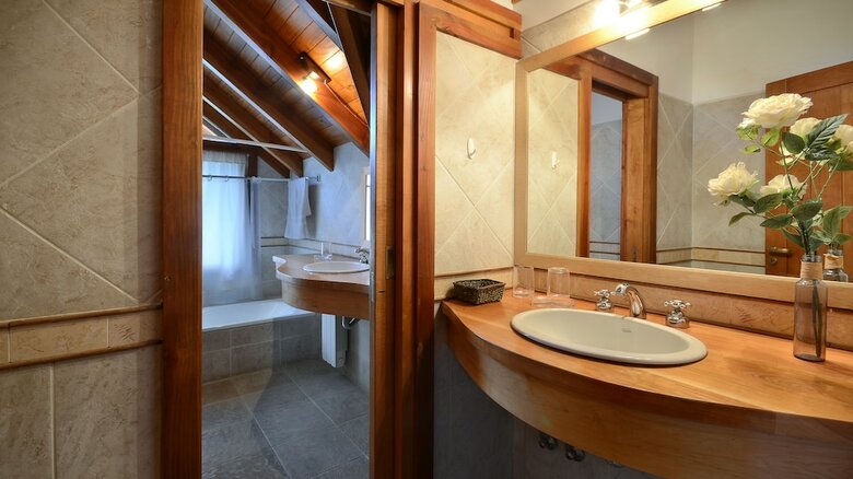 Amazing 4 Bedroom Chalet Villa Traful Vt1