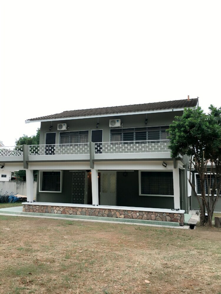 Ibook 3 - Beachside Bungalow