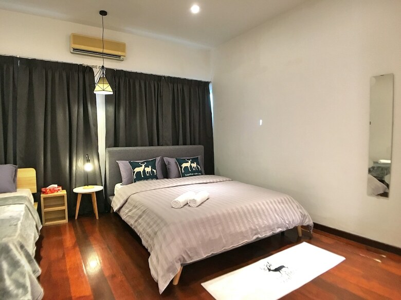 Ibook 7 - 2bedroom Gurney Studio Suites