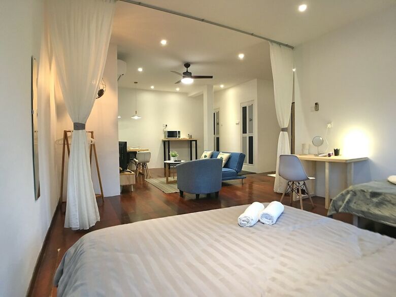 Ibook 7 - 2bedroom Gurney Studio Suites