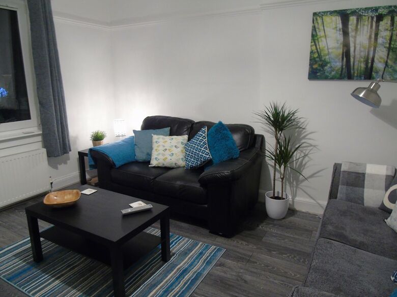 Snug - Meadhan Apartment