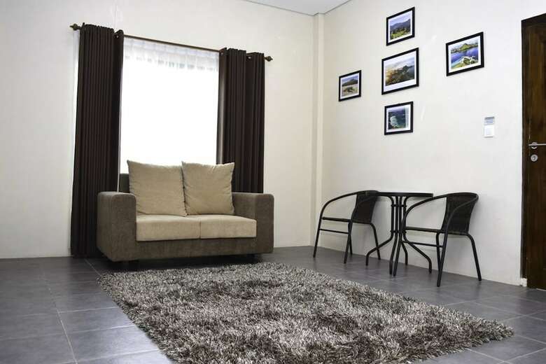 Bed & Breakfast La Cecile Hotel And Cafe Komodo