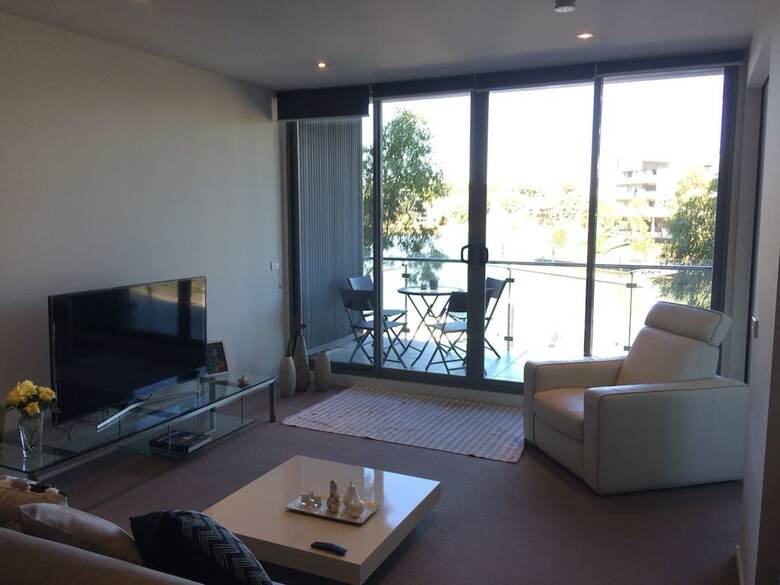 Marina View Apartment On The Maribyrnong River, Melbourne