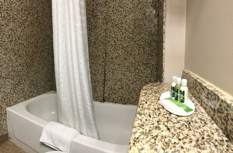 Hotel Red Maple Inn And Suites