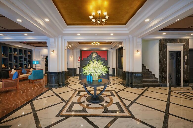 Manoir Des Arts Hotel
