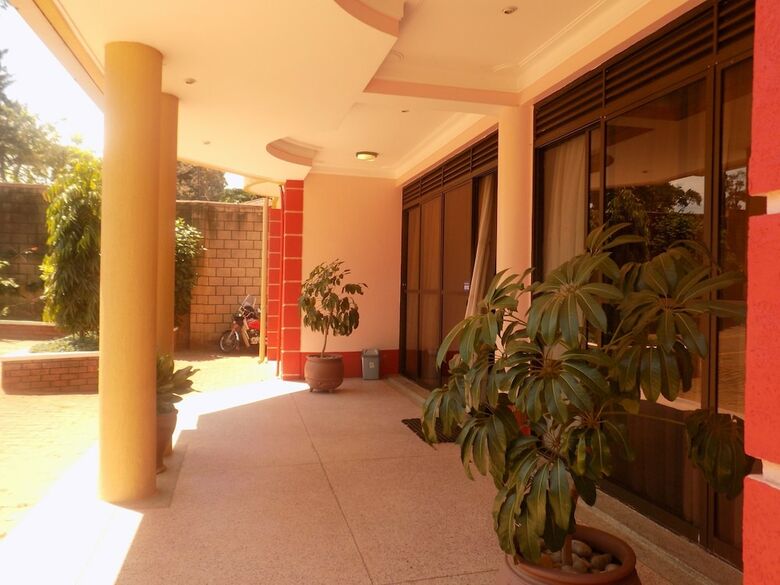 Hotel Entebbe Travelle'rs Inn