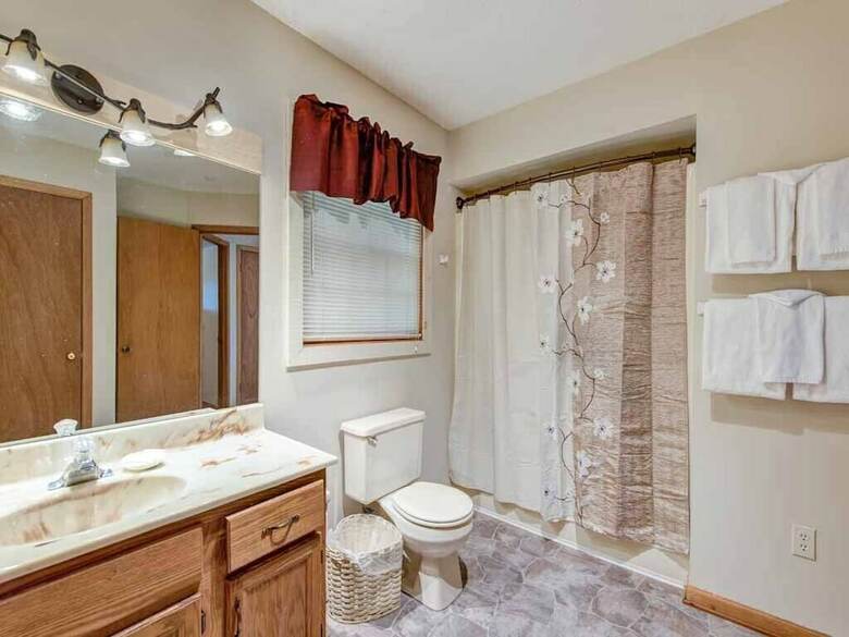 Woodshed 2 Bedroom Home With Mountain View