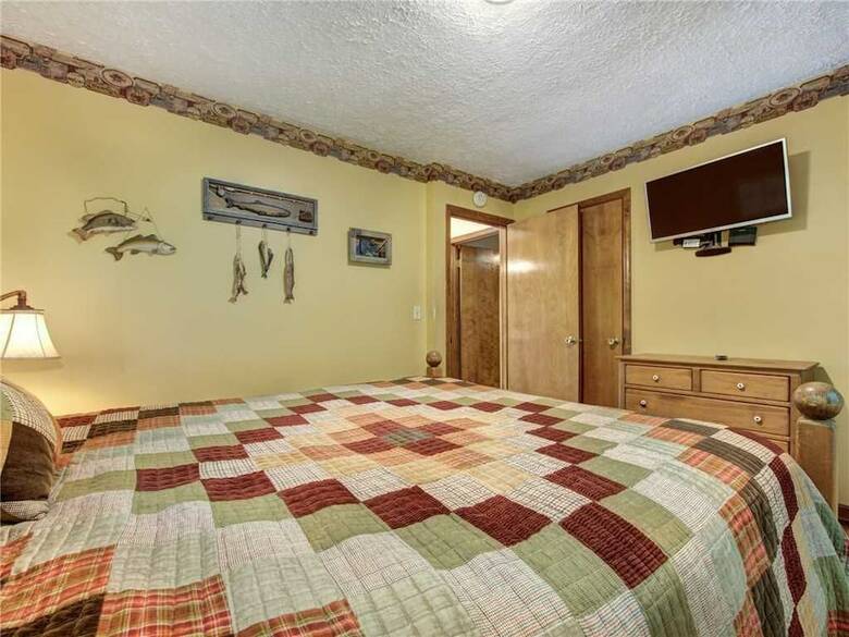 Mountain Charm 3 Bedroom Home With Fireplace