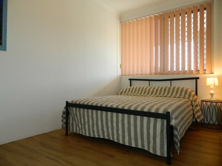 26 Wallis View - Opposite The Lake - 3 Bedroom Apartment