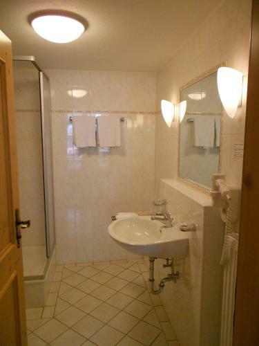 Hostal G�stehaus Wei�es R�ssl