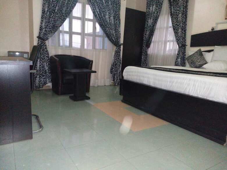 Roneks Royal Hotel & Suites