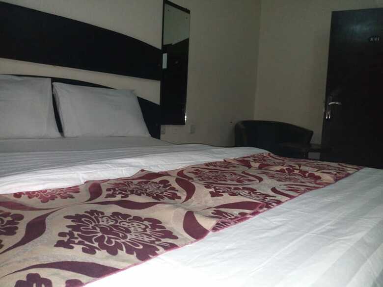 Roneks Royal Hotel & Suites