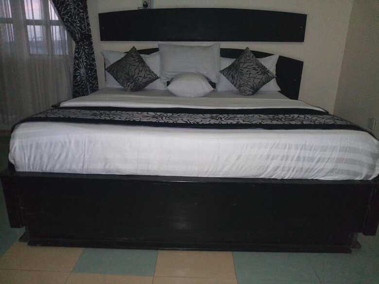 Roneks Royal Hotel & Suites