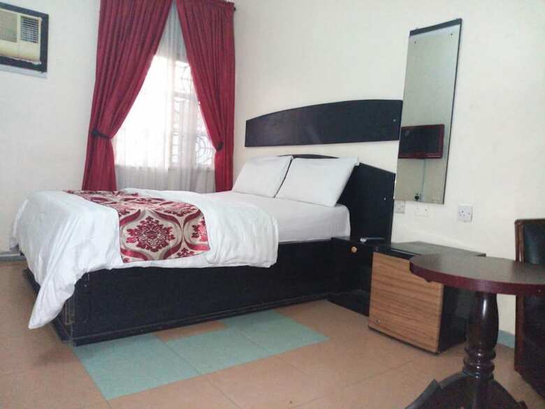 Roneks Royal Hotel & Suites