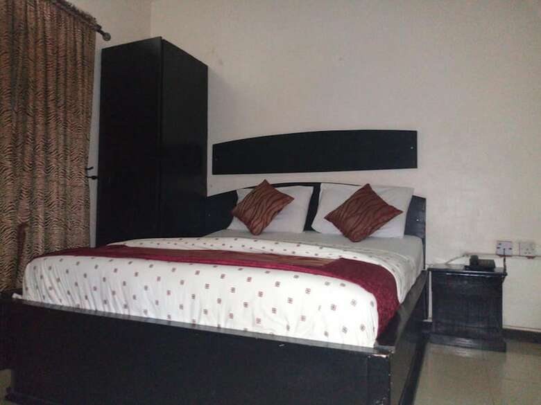 Roneks Royal Hotel & Suites