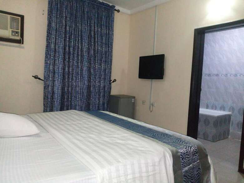 Roneks Royal Hotel & Suites