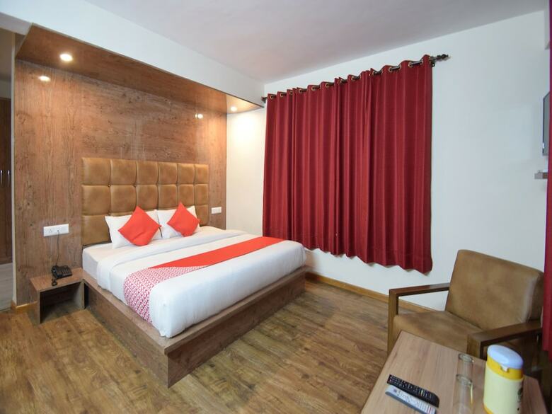 Oyo 11552 Hotel Rising Star