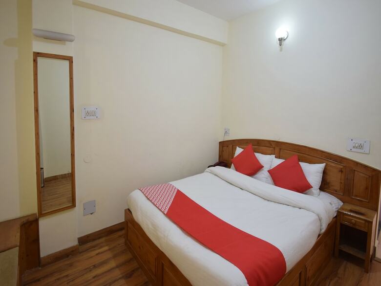 Oyo 11552 Hotel Rising Star