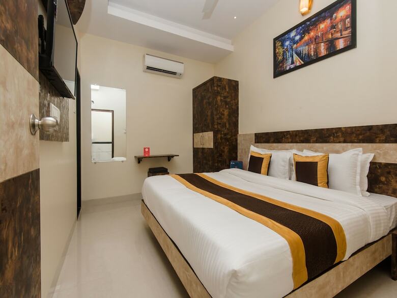 Oyo 11511 Hotel Embassy Grand