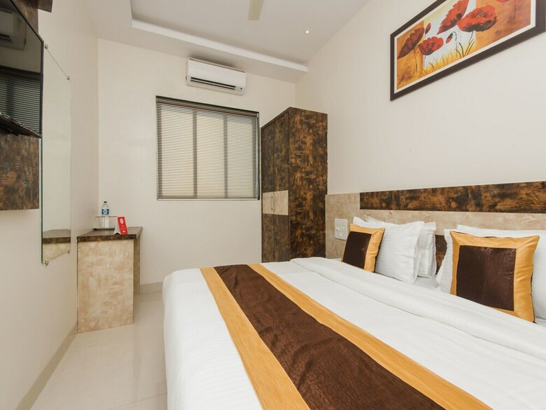 Oyo 11511 Hotel Embassy Grand