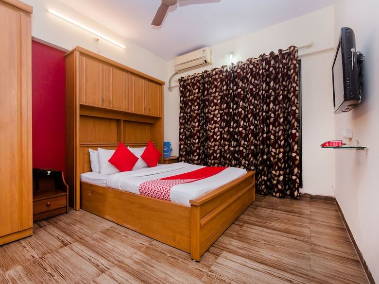 Hotel Oyo 12082 Om Apartment