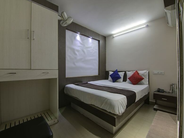 Hotel Oyo 12305 Raj Residency
