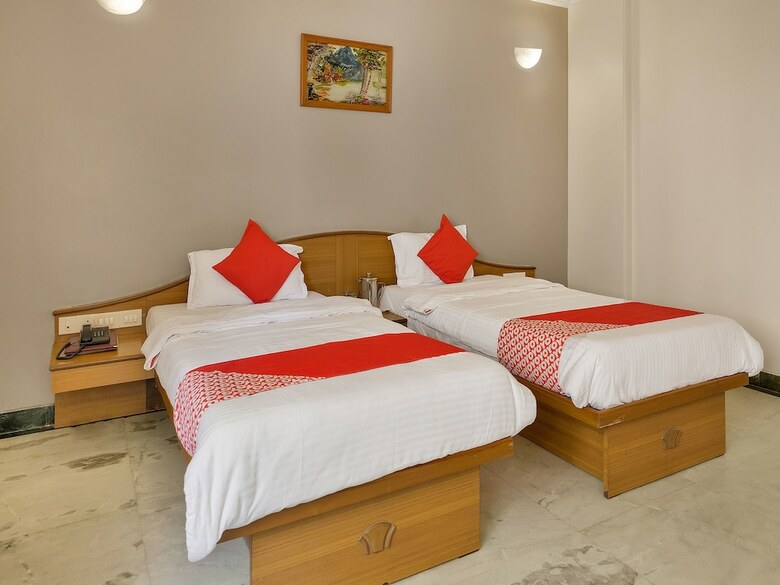 Oyo 12020 Hotel Ratna Regency
