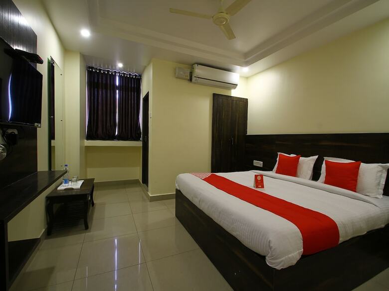 Hotel Oyo 11938 Mitra Residency