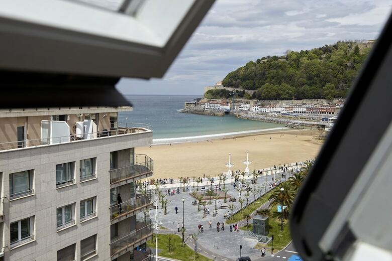 Playa de La Concha 7 Apartment By Feelfree Rentals