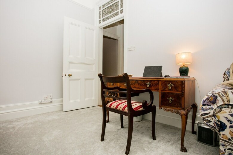 2 Bedroom Apartment In Westminister