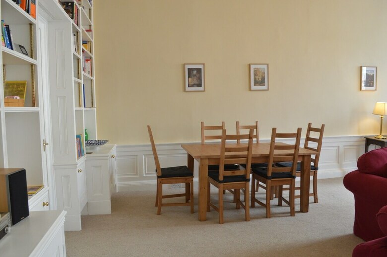 Apartamentos 2 Bedroom Georgian Flat In New Town