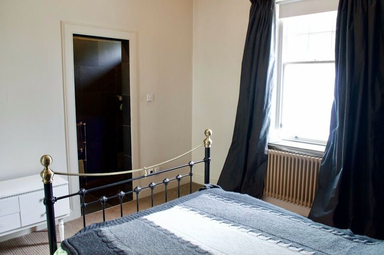 2 Bedroom Apartment With Free Parking
