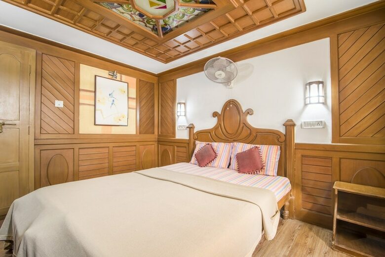 Guesthouser 3 Bhk Houseboat E567
