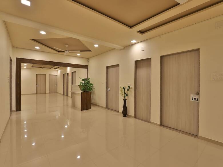 Oyo 11750 Hotel Starz