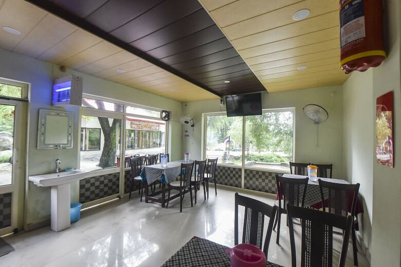 Hotel Oyo 12411 Woodside Guest House