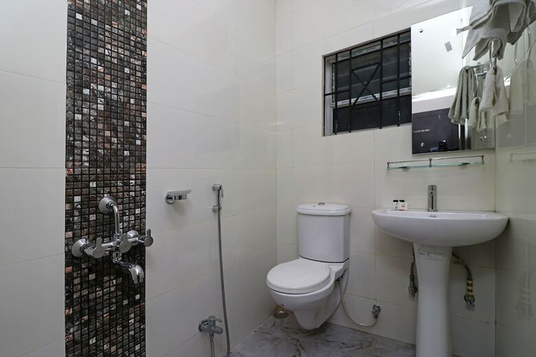 Oyo 11723 Hotel Barney Grand