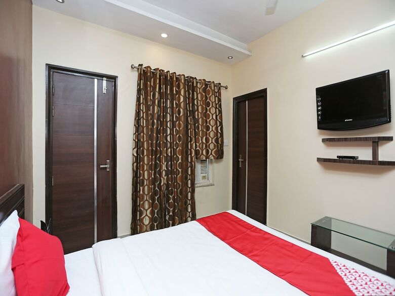 Oyo 10588 Hotel Golden Square