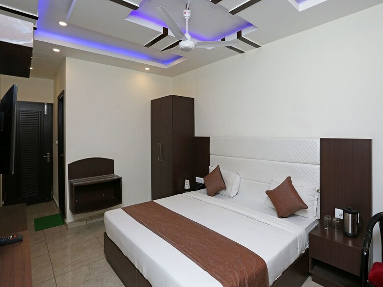 Oyo 13243 Hotel City Castle