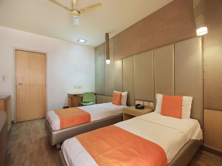 Oyo 11883 Hotel Purple Inn