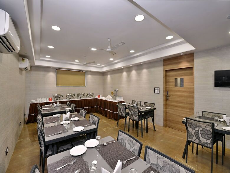 Hotel Oyo 14524 Platinum Solitaire