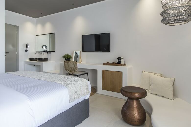 Adorno Beach Hotel & Suites