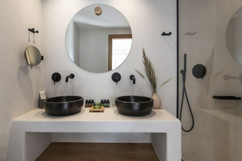 Adorno Beach Hotel & Suites