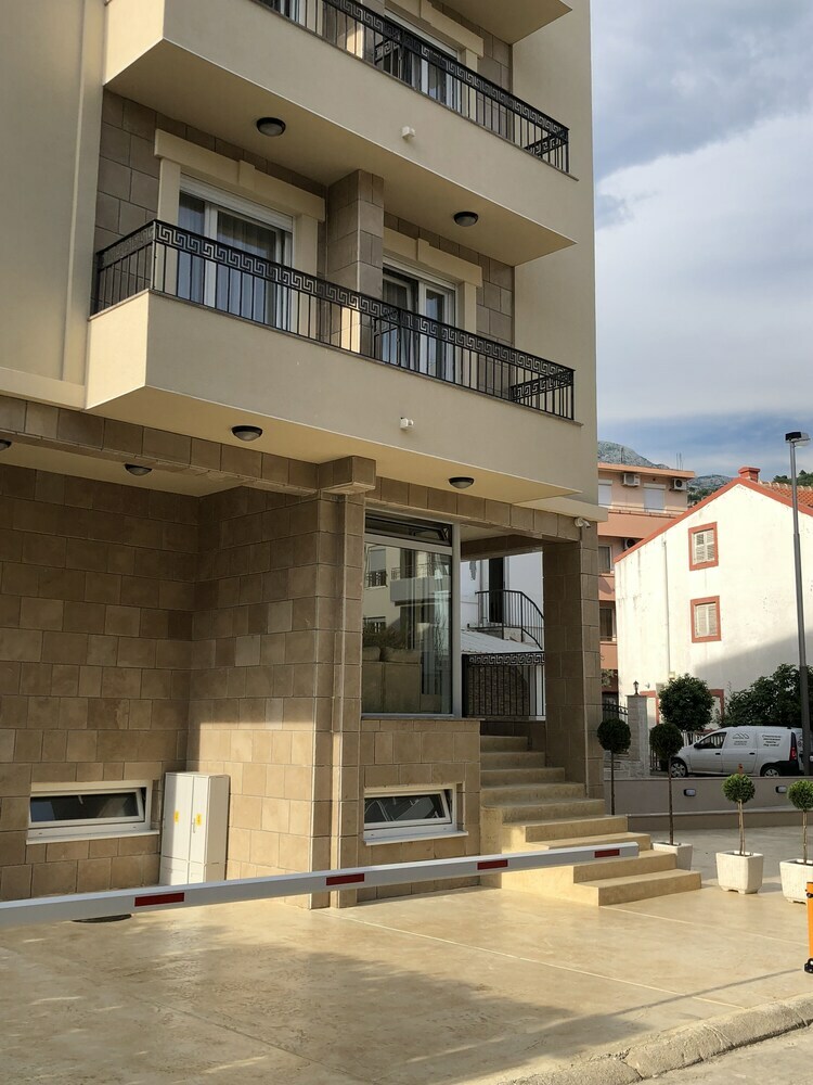 Aparthotel Almare Apartments  Budva